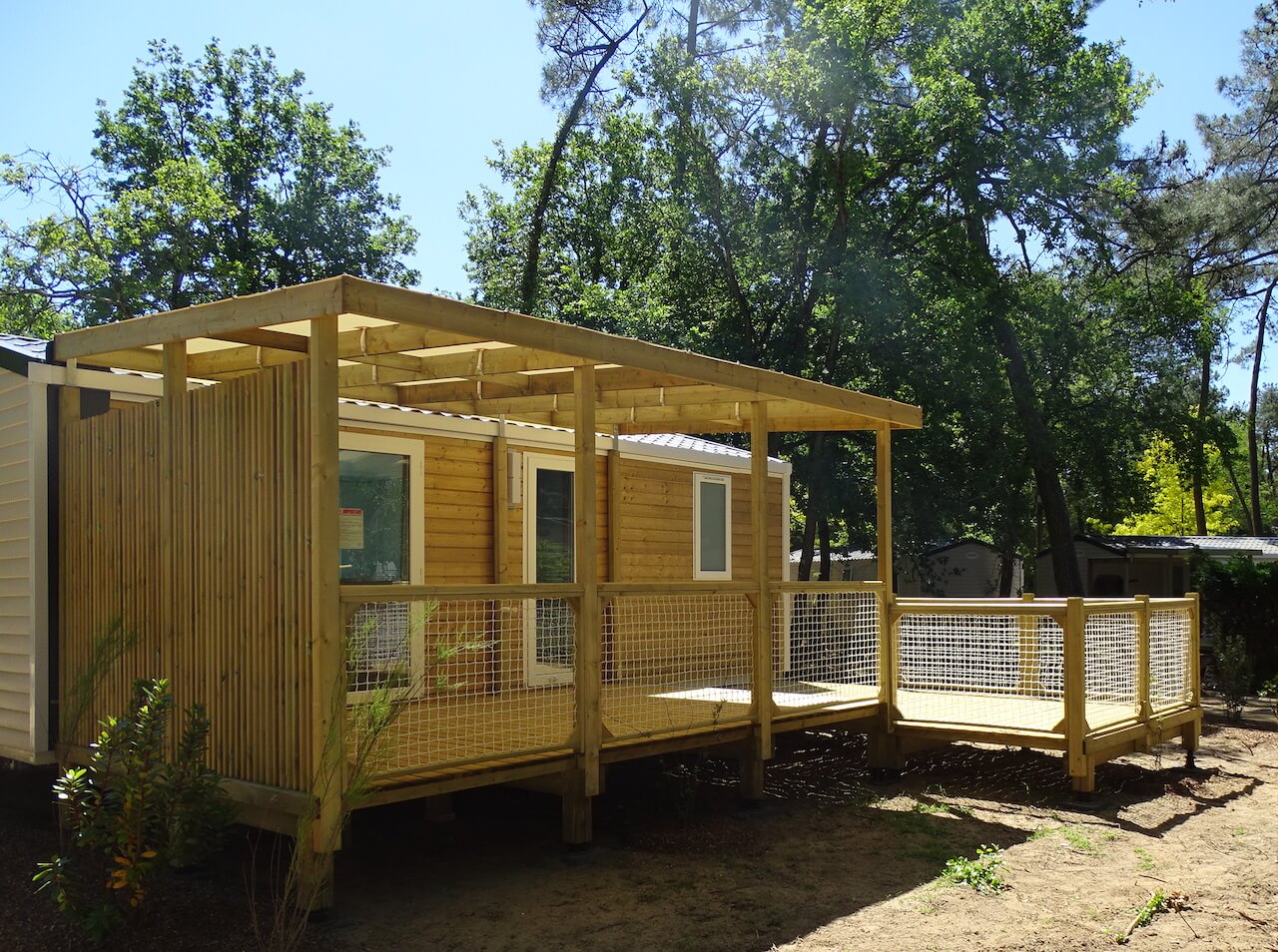 terrasse en bois demi-couverte